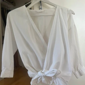 Vit omlottblus med knyt från H&M - Söt omlott blus i toppenskick!!