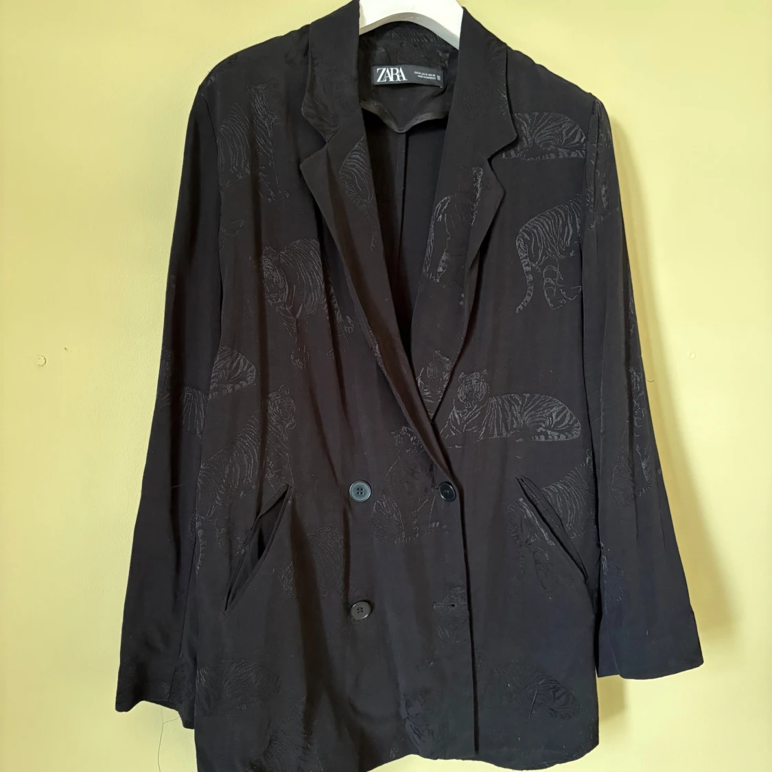 Svart kavaj med tigermönster från Zara