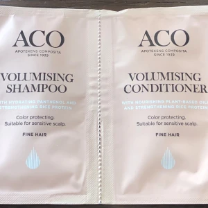 ACO Volumising Shampoo & Conditioner - Volymgivande schampo och balsam från ACO i praktiska engångsförpackningar. Passar fint hår och känslig hårbotten, med stärkande risprotein och återfuktande panthenol. Färgbevarande och med växtbaserade oljor. Perfekt för dig som vill ha extra volym. 6 ml vaderna 
