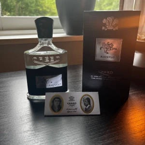 Creed Aventus 100ml Eau de Parfum - Creed Eventus 100 ml. Ej används, men plasten är borta, men ej öppnad, fick i födelsedagspresent. Skriv om du har några frågor!😁 öppen för förhandling