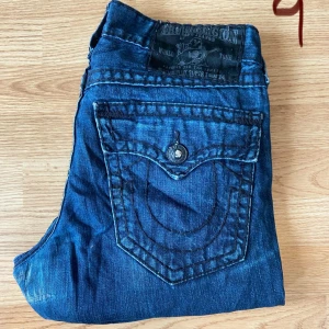 True Religion Jeans Billy Super T - Feta true religion jeans, straight, storlek 33, mycket bra skick utan skador, midja 44cm, längd 102cm, 75cm innerben och 20.5cm ben öpppning.
