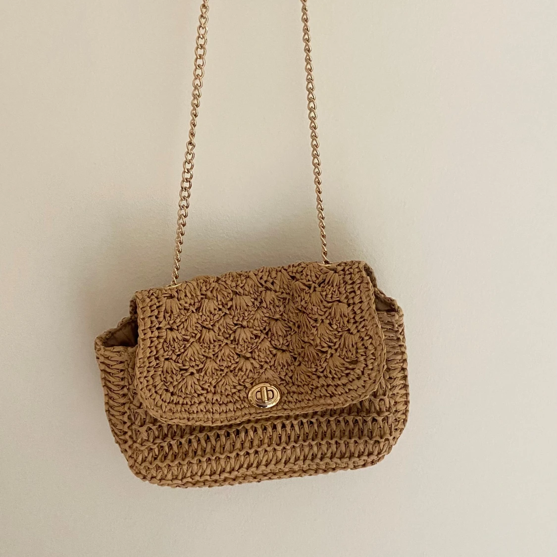 Beige axelväska från H&M med kedja