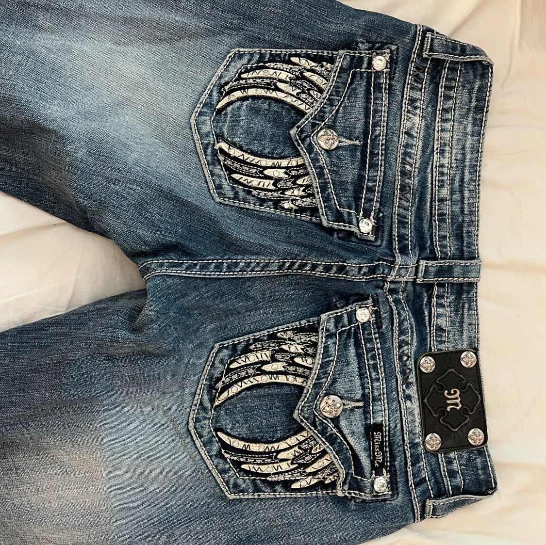 Miss Me blå low wais bootcut jeans med broderi