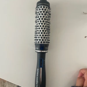 Björn Axén Värmeborste - Värmeborste från Björn Axén, perfekt för att styla och forma håret o gö en snygg blowout!! In princip helt nytt skick, bara använts en eller två gånger. Denna är mindre storleken, typ 30-38mm vilket innebär man fåf mer definerade lockar. 