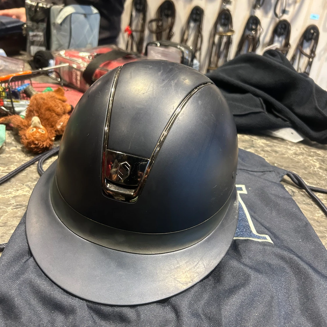 Blå Samshield ridhjälm med metallicdetalj - 1