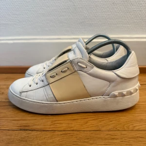 Valentino open sneakers  - Säljer nu dessa fina valentino open skor | Fint skick | Storlek 35,5 men sitter som 36,5 | Kvitto ingår som intygar äktheten | Hör gärna av er vid frågor eller funderingar 