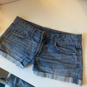 Lågmidjade jeansshorts - Suupersnygga jeansshorts med låg midja!!!