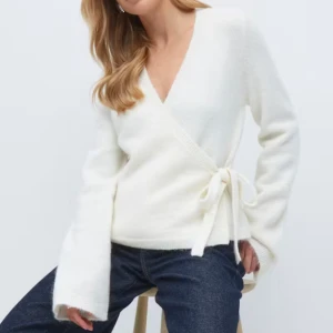 Vit stickad kofta💗 - Supermysig vit omlottkofta från Gina med breda armar. Den är lite nopprig men det är inget som syns💗