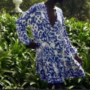 Blå Zara klänning  - Jätte fin blå Zara klänning knappt använd 