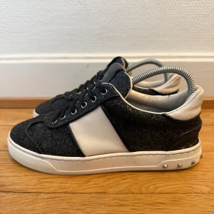 Valentino flycrew sneakers - Säljer nu dessa fina valentino skor | Storlek 35,5 men sitter som 36,5 | Hör gärna av er vid frågor eller funderingar 
