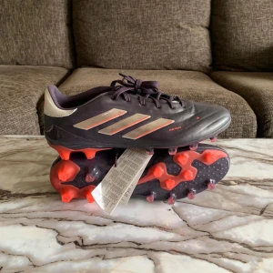 Adidas Copa Pure fotbollsskor svart/röd - Adidas Copa Pure fotbollsskor. Helt nytt skick med tagg. Storlek 41 och 1/3. Pris kan diskuteras. Original butik pris 1899. Mitt pris 999.