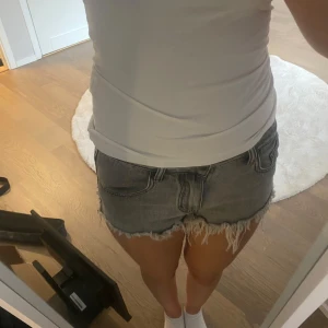 Grå jeansshorts från Cider XS - Snygga grå jeansshorts från Cider i storlek XS. Modellen är lågmidjad med råa, fransiga kanter och klassiska fickor både fram och bak. Perfekt för dig som gillar en chill och edgy stil under sommaren.