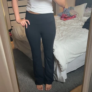 Svarta yoga pants från stronger - Säljer ett par svarta yoga pants från stronger. Helt oanvända! Skriv om ni har några frågor!💞