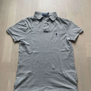 Ralph lauren pike - modell| custom slim fit| storlek s| skick 9,5/10 som ny| pm för mer info!