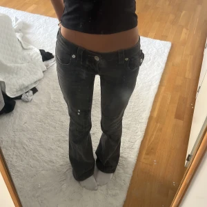 Gråa lågmidjade true religion jeans!🤍 - Säljer ett par gråa true religion jeans då dom ej kommer till användning, använt fåtal gånger. De är lowwaist samt bootcut! De är uppsydda till nån som är 161-163💕