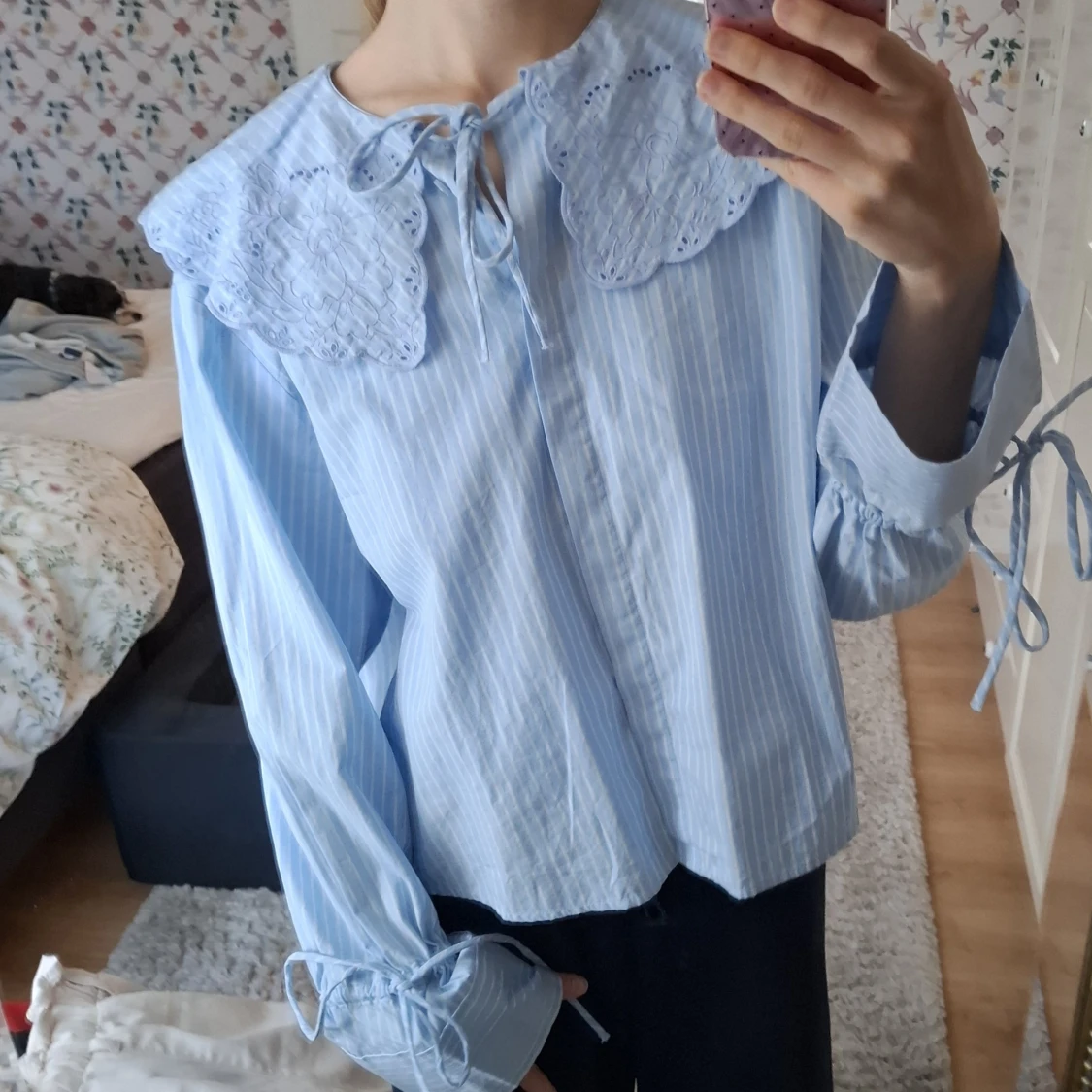 Blåvit randig blus med spetskrage - 2