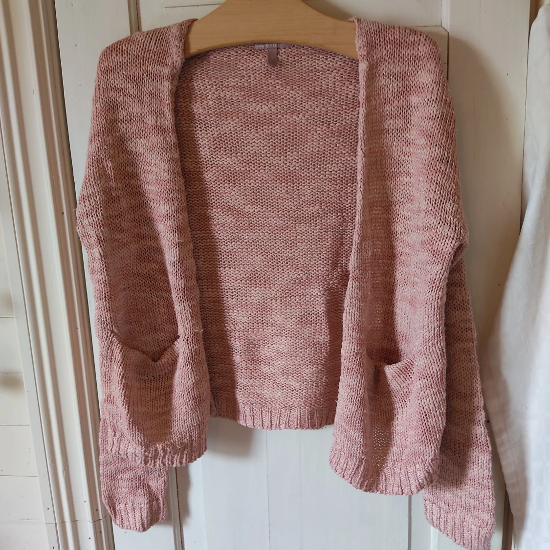 Mysigt stickad kofta med glittrig tråd