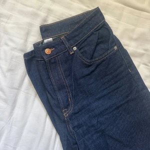 Mörkblå jeans - Jättefina jeans som tyvärr är lite för små 💙 Normal längd, straight och mid/high rise!