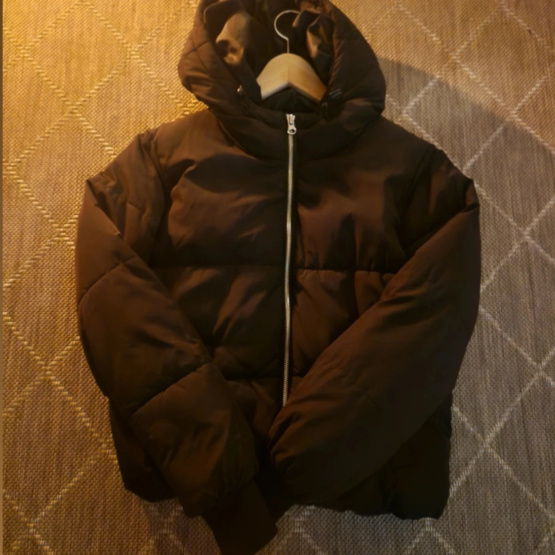 Svart pufferjacka med huva