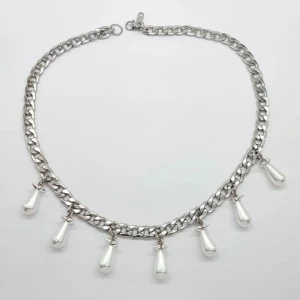 Chunky silverhalsband med pärldroppar - Stilrent halsband. Rostfritt stål 