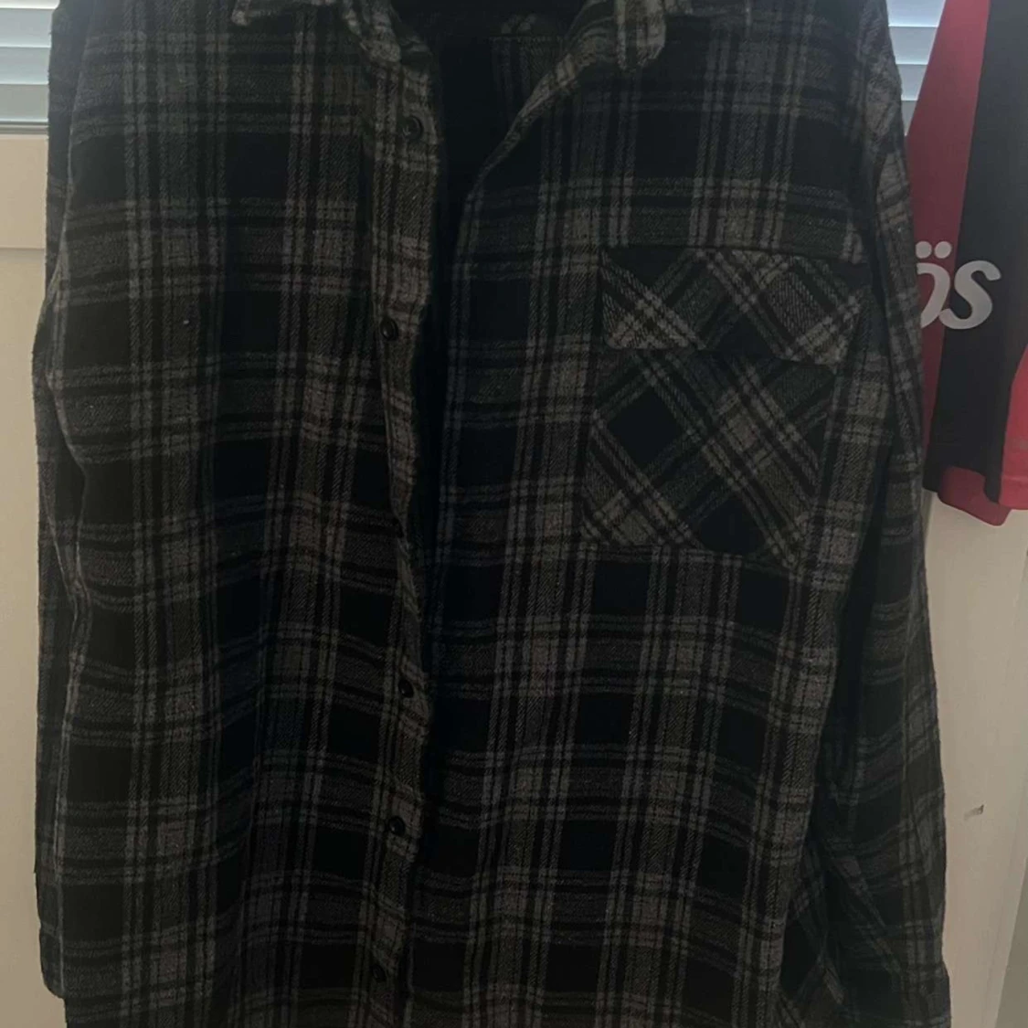 Svart och grå rutig overshirt - 1