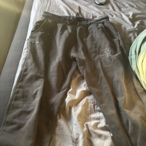 Supply & Demand Byxor - Säljer mina Supply & Demand byxor, då jag inte använder dom längre det e storlek L Väldigt fräsch, dom e använda som man kan se På baksidan/ under sidan Då det e ett litet hål, Man kan inte se hålet Om man har på sig dom, Man kan sy ihop hålet eller ba gå med dom, 