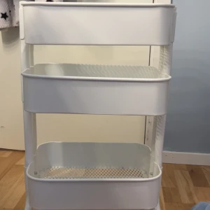 Rull vagn med hyllor  - Denna rull vagnen har jag haft i ungefär ett år och är i gott skick, den kan rullas och är väldigt bra för förvaring. Man kan justera hur högt upp dem ska vara, (den i mitten ser ut o vara väldigt hög ut pågrund av att jag har lagt den där). OBS! Den städas när den nya ägaren köper den! 