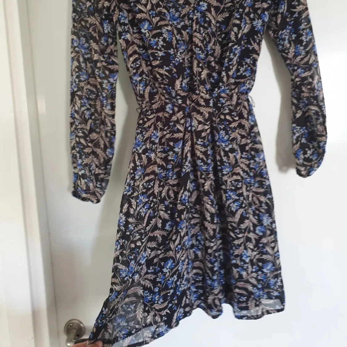 Mörkblå blommig kortklänning med v-ringning - 3