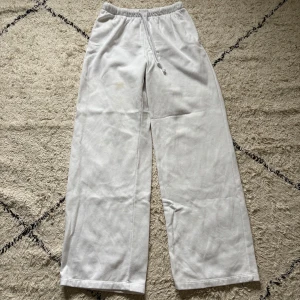 Vita low waist mjukisbyxor - Använda därav finns en fettfläck men borde kunna gå bort men vi har inget bra medel till sånt så därav säljer jag till nån som vill försöka!🤗❤️