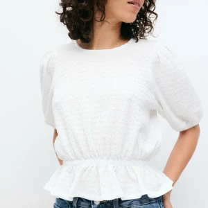 Gina tricot blus  - säljer denna blus / topp från gina, använd fåtal gånger.