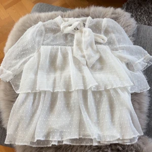 Vit blus - Söt blus från Zara! Säljer då jag inte får någon användning för den, bra skick!