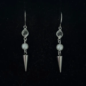 Silvriga örhängen med pärlor och koner - Handgjorda och unika silverörhängen 🤩 Öronhängerna är nickelfria och silverpläterade i kirurgiskt stål, resterande av örhänget är i rostfritt stål (ej silverpläterat) 💕🙏 4 cm långa. Alla köp görs via ”KÖP NU” knappen.  💐