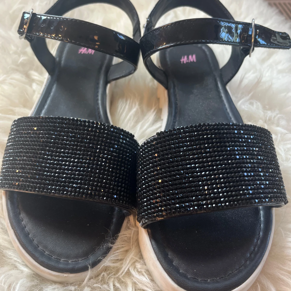 Svarta glittriga sandaler från H&M