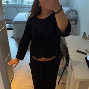 Svart stickad tröja - Supersnygg stickad tröja med utsvängda ärmar. Står ingen storlek men passar som en S!