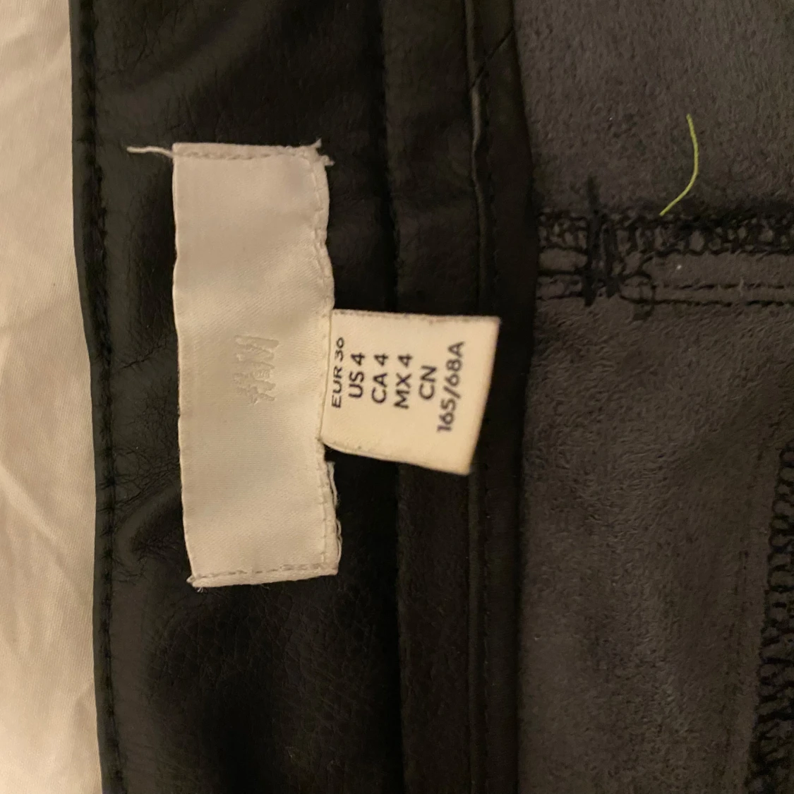 Svarta skinnbyxor från H&M, strl 36 - 2