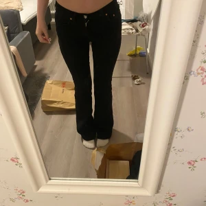 Svarta bootcut jeans från Gina tricot - Säljer ett par svarta jeans från Perfect Jeans i storlek 34. Modellen har bootcut-ben och är stretchiga. Low waist från gina tricot. Pris kan diskuteras 