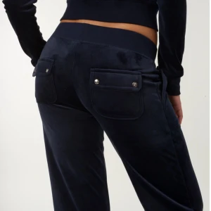 Mörkblå juicy byxor - mörkblå mjukisbyxor från juicy couture, jättebra skick, uppsydda någon centimeter men går att sprätta upp 