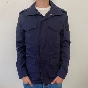 Field jacket - Riktigt snygg Field jacket från Pierre Cardin. Storlek på jackan är S, jackan är helt ny! Nypris: ca 3000 mitt pris:900. Hör av er vid frågor och funderingar!