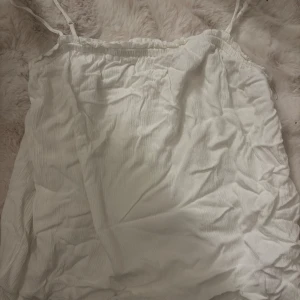 Linne  - Ganska genomskinligt. Andvänds inte men inga defekter.