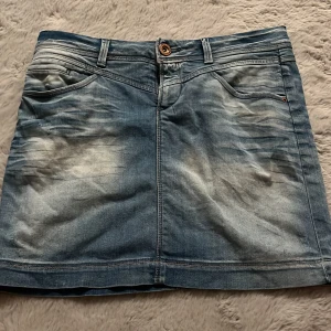 Lågmidjad jeanskjol - Så snygg jeans kjol med låg midja i fint skick. Midjemått tvärs över: 42 cm💕💕