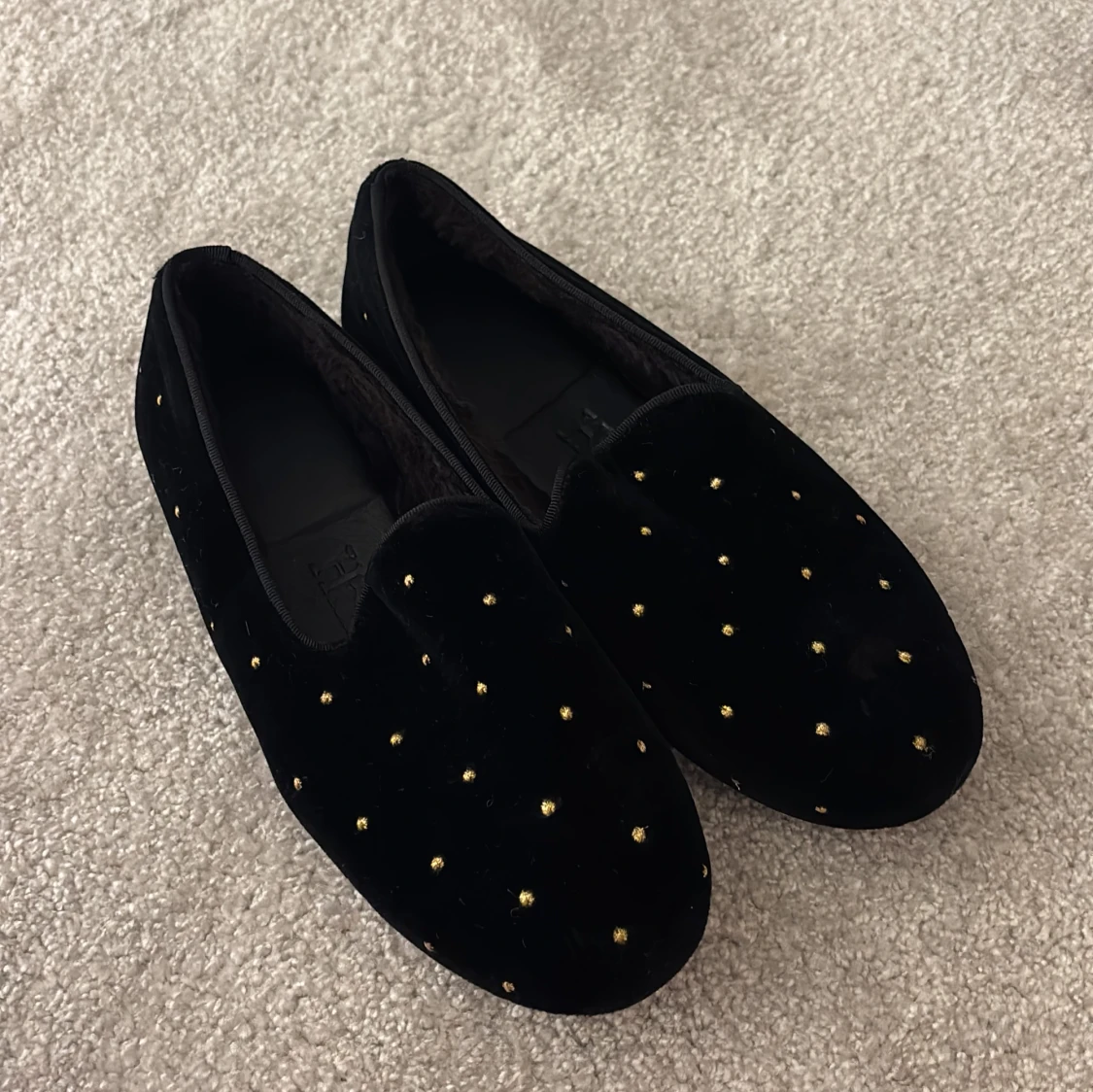Svarta mocka loafers med guldprickar