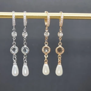 Glittriga örhängen med pärlor - Snygga hängande örhängen .Säljs i par i silver och guldfär. Ett par örhängen kostar-190kr.Längd-5cm