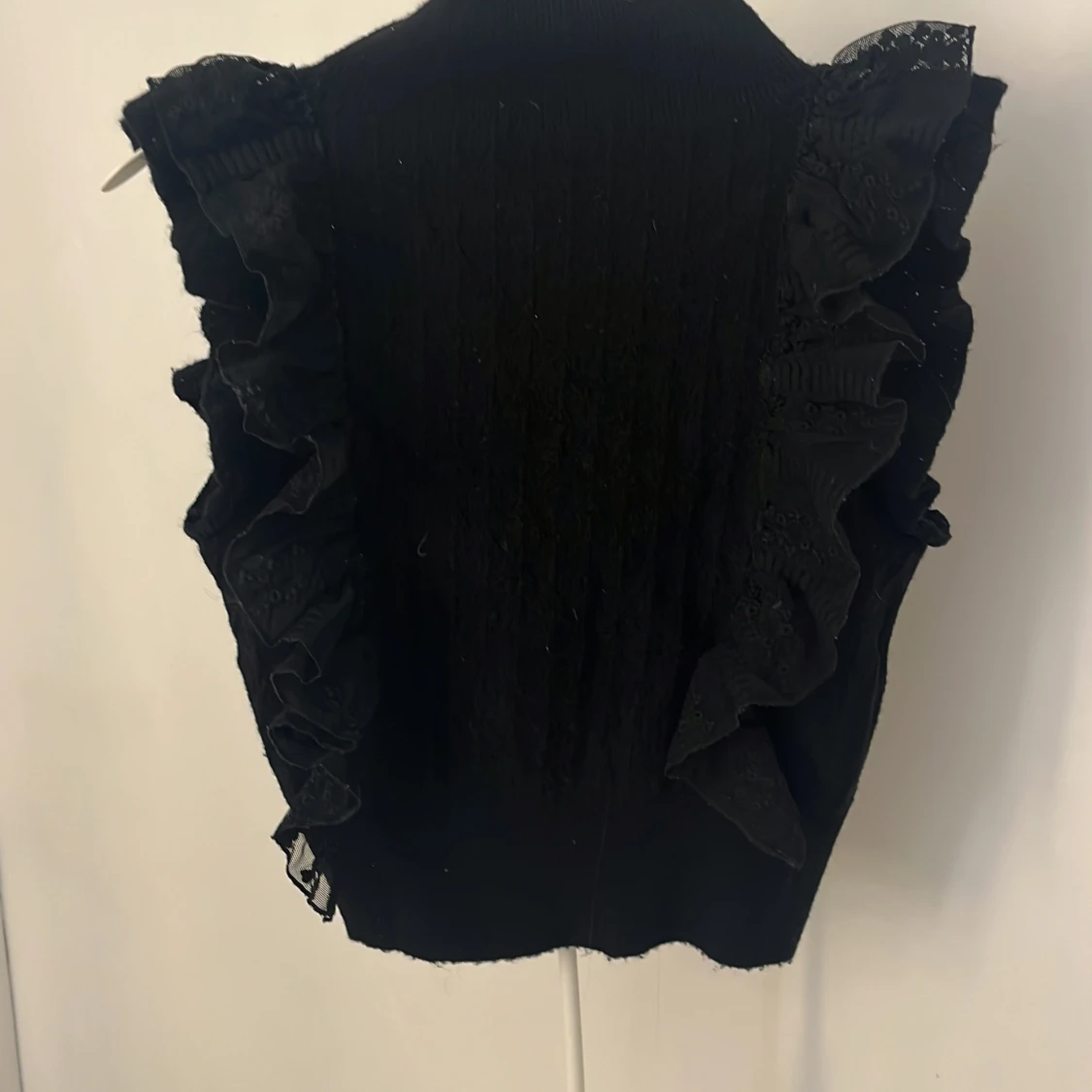 Svart topp med spetsdetaljer från zara - 1