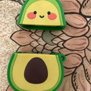 Söt avokado fodral till AirPods (2nd generation) - AirPod fodral av silikon som ser ut som en avocado. Jag tappade bort mina AirPods så har ingen användning för den någon mer. Knappt använd, men har ett litet märke. Pris kan diskuteras 