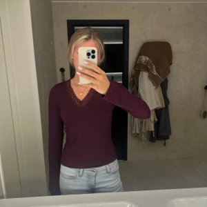 Vinröd långärmad tröja med spets - Vinröd långärmad topp med v-ringning och spets runt halsen. Från Gina tricot i storlek 170 alltså som S, använd en gång 