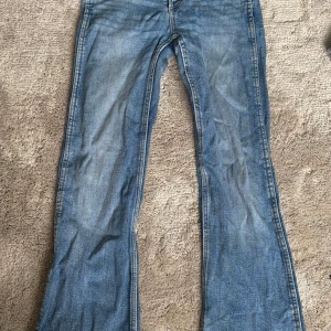 Snygga bootcut jeans! - ättefina jeans från Gina tricot. Storlek 146💕 Endast pyttelite slitna i slutet på jeansen.