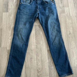 Replay Jeans - Här säljer jag ett par Replay jeans hyperflex i modellen: anbass, skick: 9/10, Nypris: 1800
