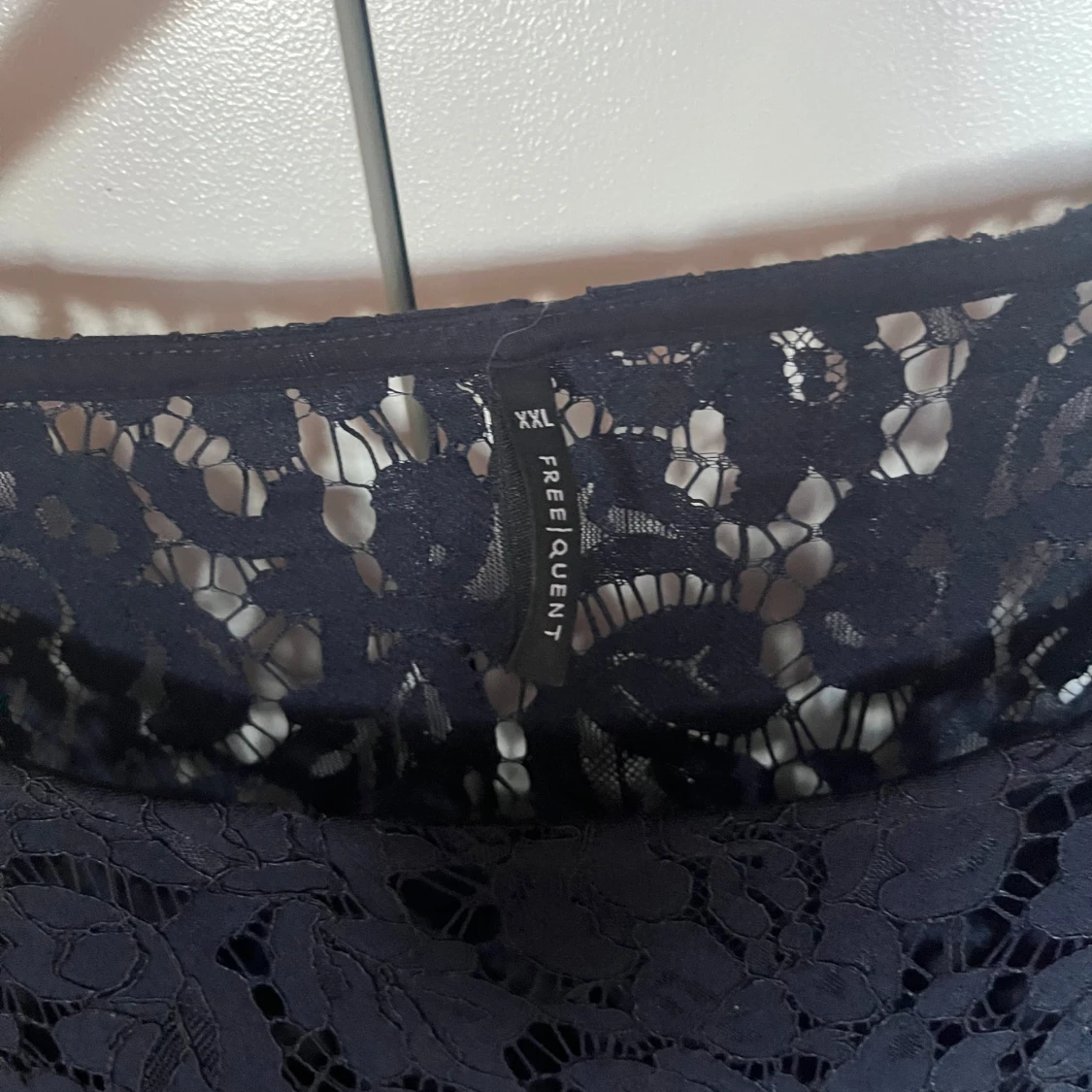 Mörkblå spetsblus från Freequent - 3