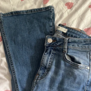 Blå bootcut jeans XS - Säljer ett par snygga blå bootcut jeans i storlek XS.