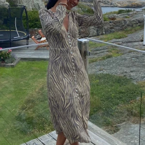Zebramönstrad långklänning från Adoore - Säljer en snygg långklänning från Adoore i Paris modell🤎 i storlek 34
